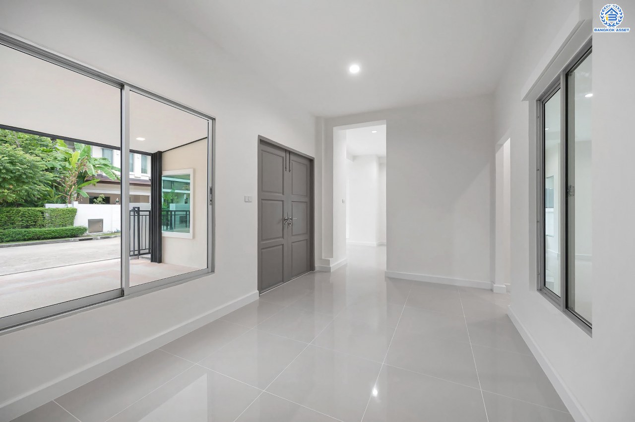 บ้านมือสองตกแต่งใหม่ โครงการ เดอะซิตี้ รัตนาธิเบศร์-แคราย เนื้อที่กว่า 62.4 ตร.ว. พื้นที่ใช้สอย 190.81 ตร.ม. พร้อมฟังก์ชัน 3 ห้องนอน 3 ห้องน้ำ จอดรถได้ 2 คัน บนทำเลศักยภาพ ติดถนนรัตนาธิเบศร์ เชื่อมต่อถนนงามวงศ์วาน, ถนนติวานนท์, ถนนเลี่ยงเมืองนนทบุรี ทำเลใจกลาง 2 เซ็นทรัล ใกล้รถไฟฟ้าสายสีม่วง "สถานีสะพานพระนั่งเกล้า" และจุดขึ้นทางด่วน "งามวงศ์วาน"